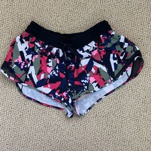 lululemon original low rise 2.5” hotty hot shorts